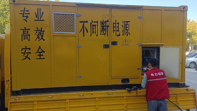 阳春柴油发电机组和UPS电源配合使用时，如何避免切换过程中的电力中断？
